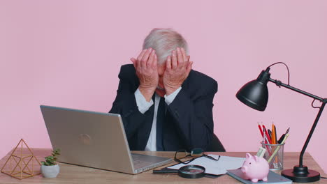 agotado cansado hombre de negocios senior se quita las gafas, siente dolor en los ojos, estar sobrecargado de trabajo agotamiento somnoliento