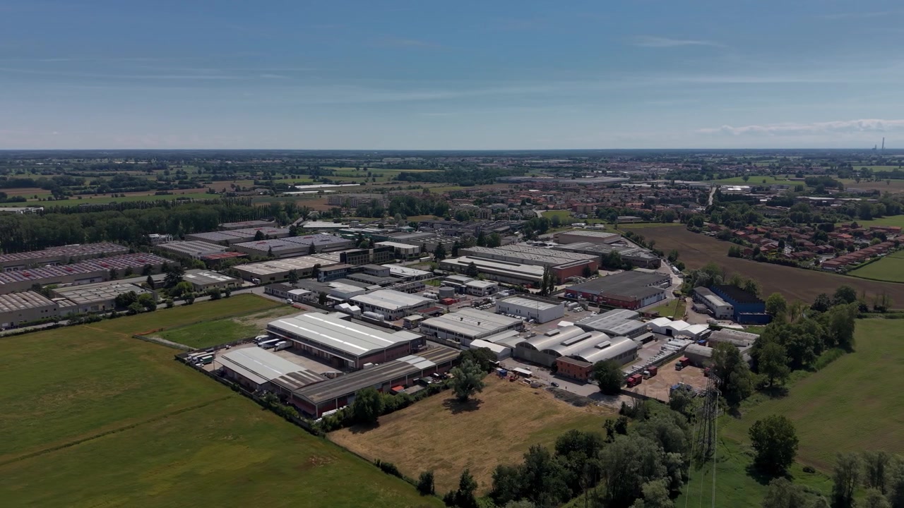 Luftfoto af kommercielt logistikkompleks med flere lejere, Italien Lombardiet.