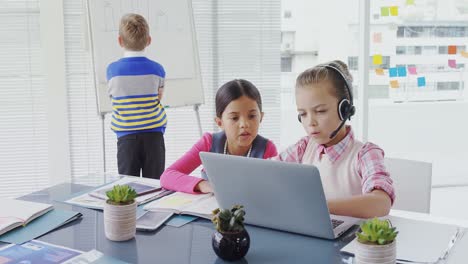 chicas trabajando en la computadora portátil en la oficina 4k 4k