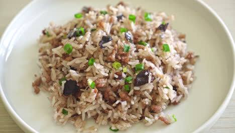 arroz frito con aceitunas chinas y cerdo picado - estilo de comida asiática