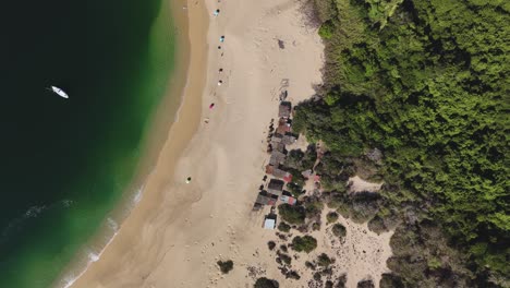 La-Perspectiva-De-Un-Dron-Revela-El-Esplendor-De-La-Bahía-De-Cacaluta,-Una-Joya-Dentro-De-Las-Bahías-De-Huatulco.