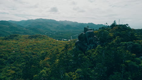 Vista-Cinematográfica-De-Drones,-De-Los-Fuertes-En-La-Isla-Magnética,-Búnker,-Guerra-Mundial