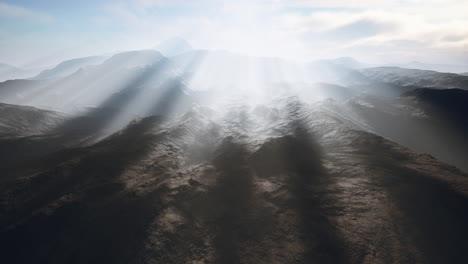 woestijnlandschap van de pamir bergen in de mist