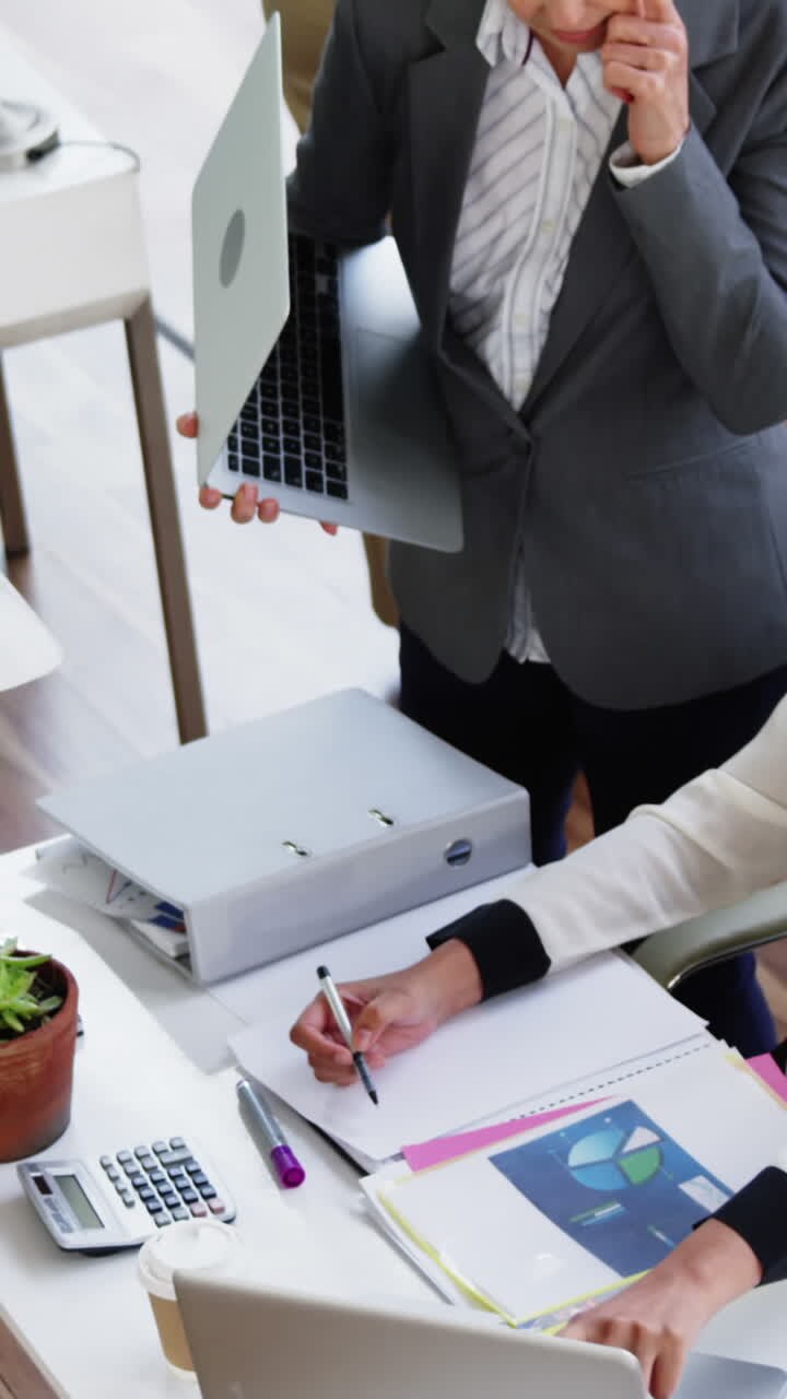 एक दूसरे के साथ बातचीत करने वाले व्यवसायी लोग