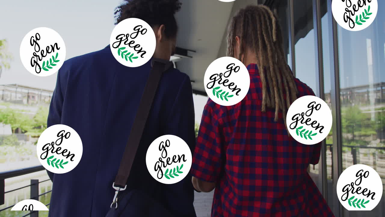 Animazione del testo e dei loghi "go green" ripetuti su due amici maschi di diverse etnie che camminano per strada
