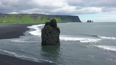 Schöne-Felsformation-Bei-Dyrh_____‚laey-Black-Sand-Beach-Island