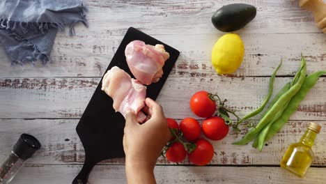 preparando pollo con verduras