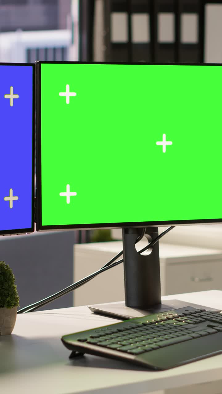 Vertikal video Medarbejder bruger computer med flere skærme og separat skærm til at analysere datasæt