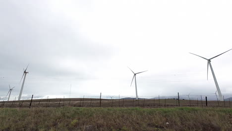 Weiterfahrt-An-Windkraftanlagen-In-Der-Landschaft-Ackerland