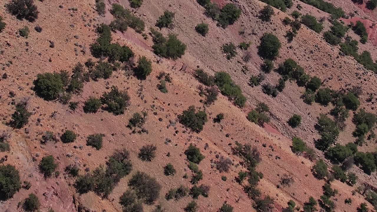 Vista aerea di terreno roccioso in Marocco che mostra la natura e la morfologia del territorio