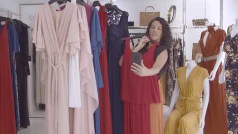 Alegre-Mujer-Latina-Videollamadas-Y-Compras-En-La-Tienda-De-Ropa