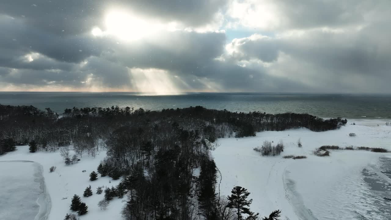la puesta de sol detrás de la cubierta de nubes como una ráfaga de rodillos en el lago