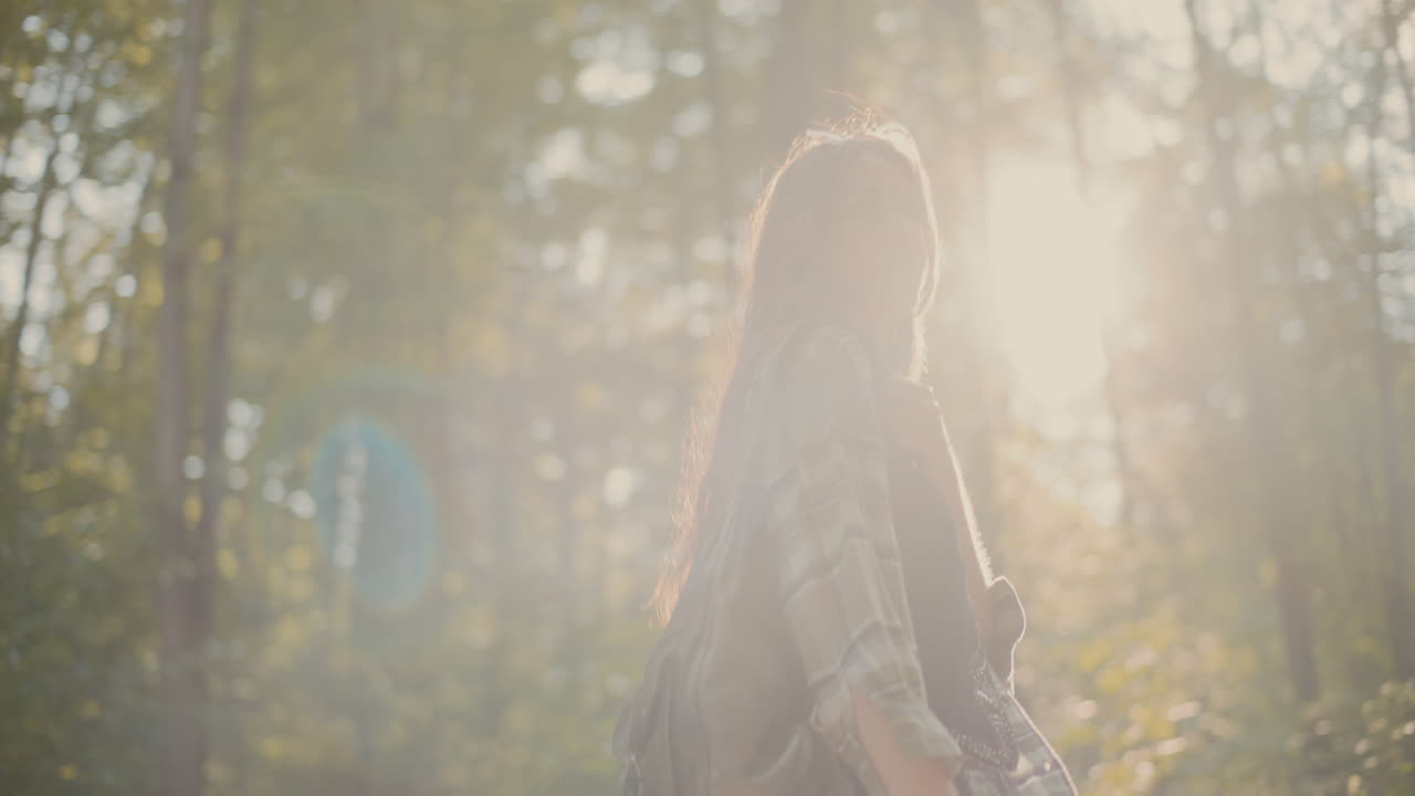 휴가 중 숲 을 탐험 하는 여자 산책자