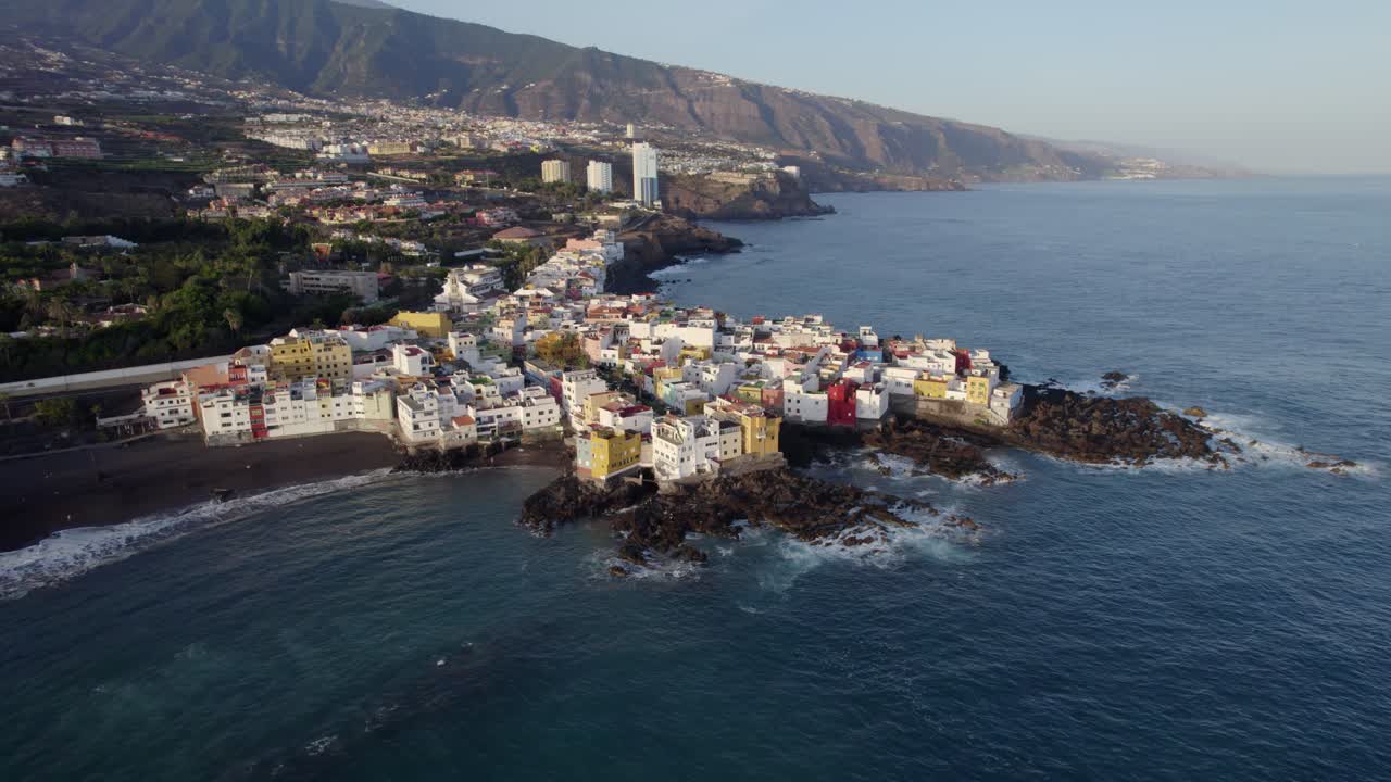 colorido barrio costero, punta brava tenerife, órbita aérea de drones