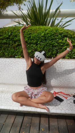 mujer experimentando realidad virtual en un parque