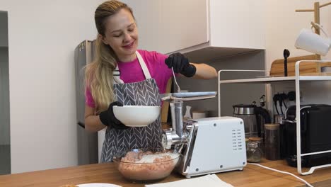 mujer haciendo carne de hamburguesa