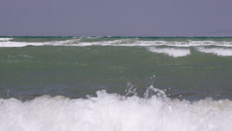 fuertes olas marinas con espuma
