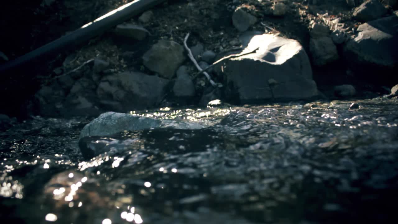 바위 위로 흐르는 하천