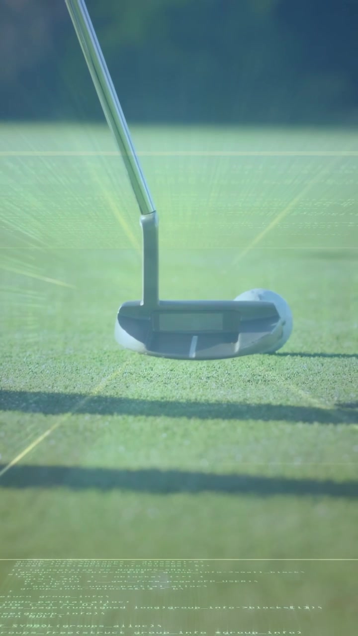 Verticale video: Putterkop beweegt, slaat golfbal, stuurt deze rollend over de green met lichtflitsen.