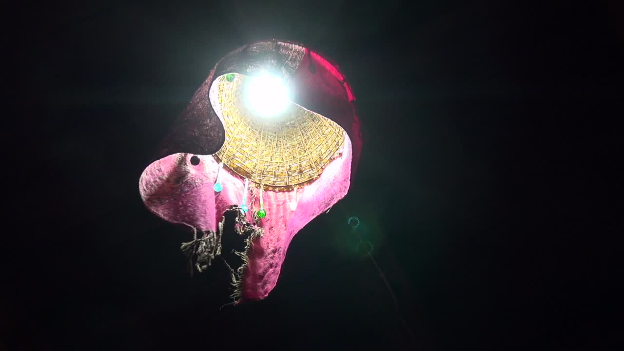 야외 사막 레스토랑에서 흥미로운 빛 그늘