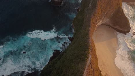 Disparo-De-Drones-Volando-Sobre-La-Playa-De-Crystal-Bay-Al-Atardecer-Con-La-Cámara-Mirando-Hacia-Abajo,-Nusa-Penida,-Indonesia-En-4k