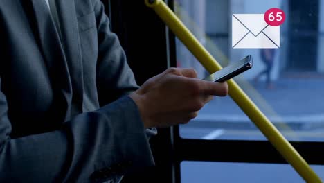 hombre de negocios montando un autobús mientras envía mensajes de texto