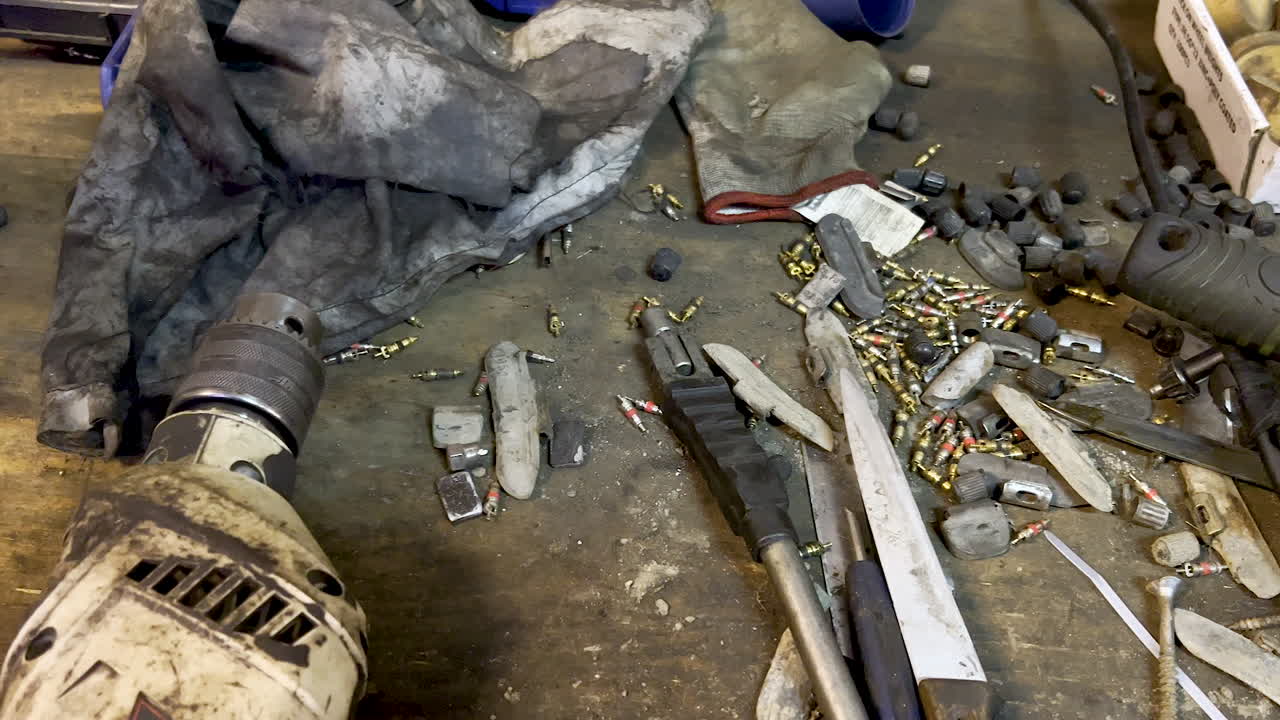 herramientas grasientas y taladro eléctrico en la mesa