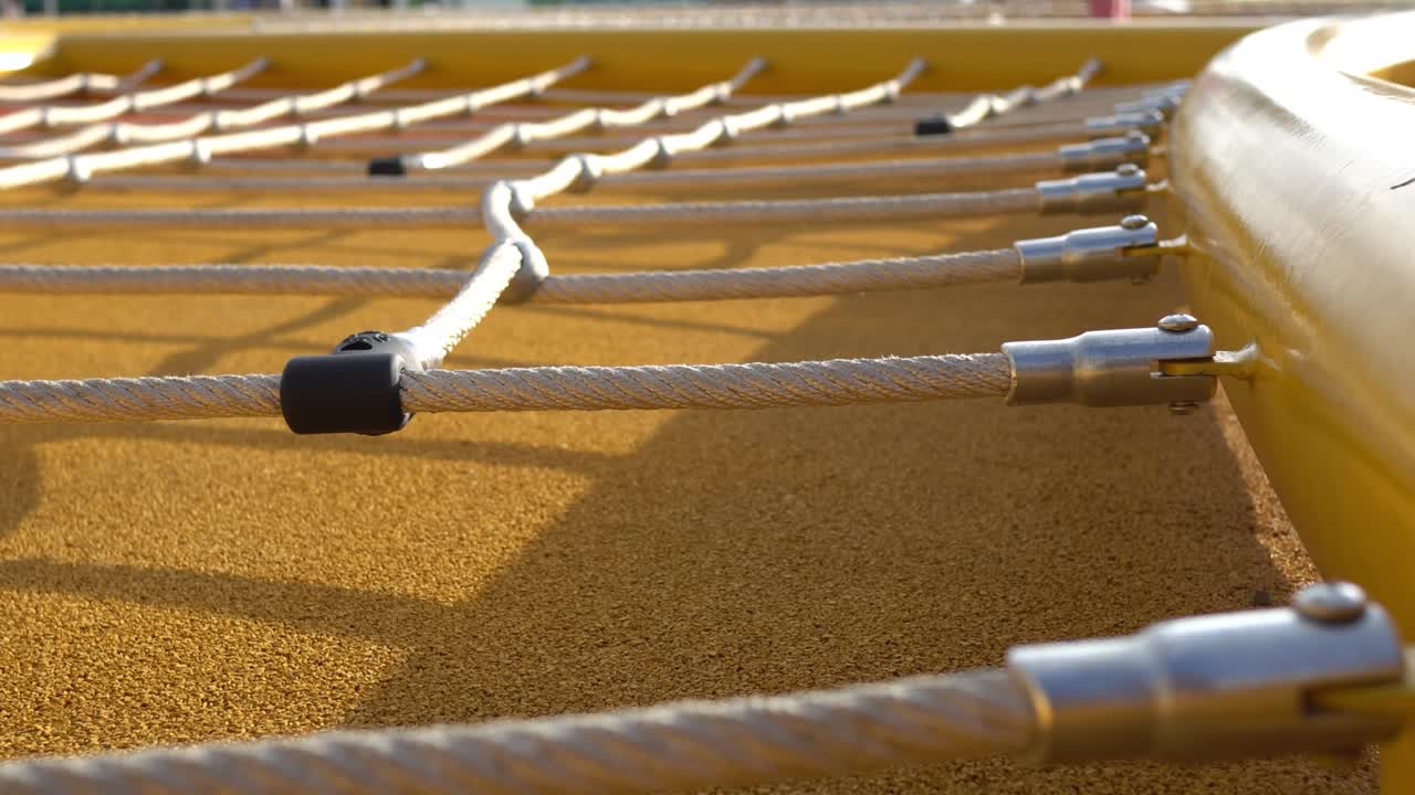 공원에서 등반 망, 어린이용 게임 장비, 주제는 오른쪽에 있습니다.