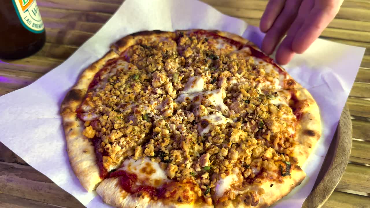 피자 조각이 접시에서 들어오고 있다