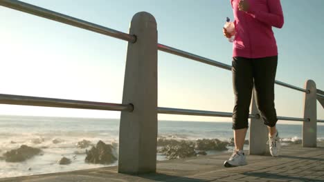 alte lächelnde sportliche frau beim joggen