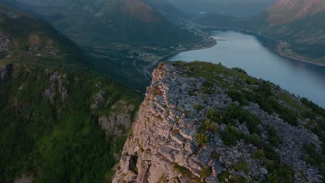 Cresta-Y-Acantilados-Rocosos-En-Strytinden,-Noruega---Toma-Aérea