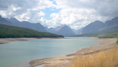 Lago-Sherburne-Durante-El-Otoño-En-La-Región-De-Muchos-Glaciares-Del-Parque-Nacional-De-Los-Glaciares,-Estático