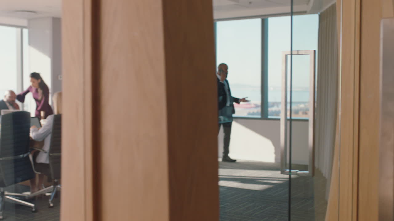 mujer de negocios atractiva caminando por la oficina sosteniendo una tableta disfrutando de una exitosa carrera de liderazgo en el lugar de trabajo corporativo