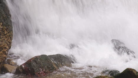 Nahaufnahme-Von-Sturzflutwasser-Aus-Dem-Fluss-Im-Regenwald-Von-Puerto-Rico