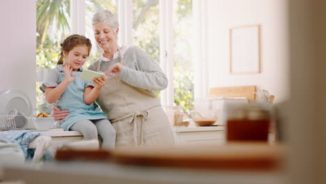 Familie,-Videoanruf-Und-Großmutter-Mit-Kind