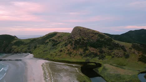 atemberaubende aussicht auf den maungapiko-hügel in der nähe des campingplatzes spirits bay auf der nordinsel, neuseeland