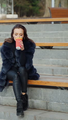 mujer disfrutando de café al aire libre