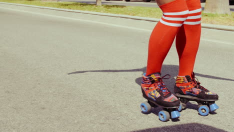 Retro-Stilisierte-Sexy-Mädchen-Auf-Rollschuhen