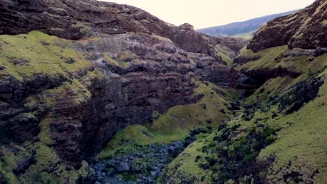 Aerial-view-over-lava-gorge-and-mountain-scenery-in-Maui,-Hawaii