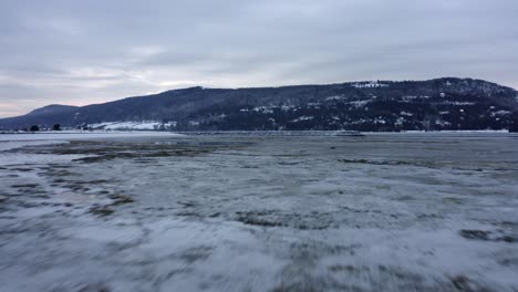 Drohne,-Die-über-Ein-Gefrorenes-Ufer-Rast