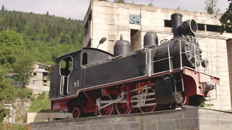 antigua máquina de vapor del ferrocarril de vía estrecha en borjomi-bakuriani, georgia - acercar