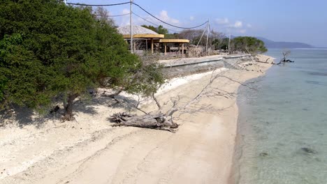 Vista-De-Playa-Vacía-Con-árboles-Y-Orilla-Del-Mar-Durante-El-Día-Soleado