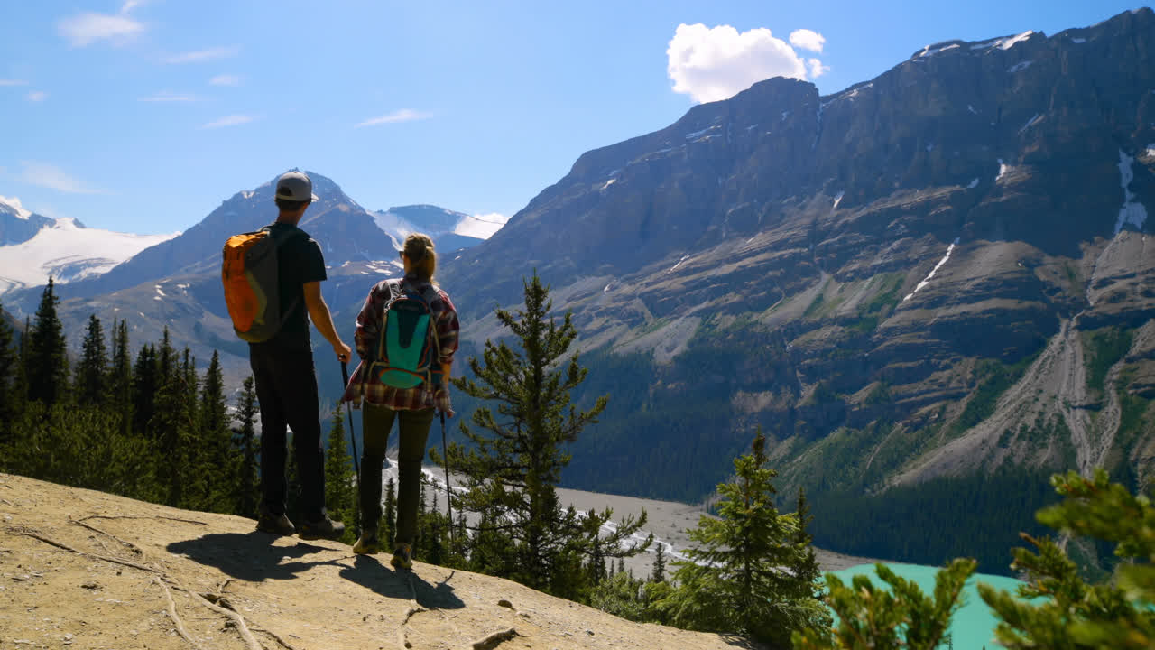 은 날 시골에서 함께 서 있는 부부 4k