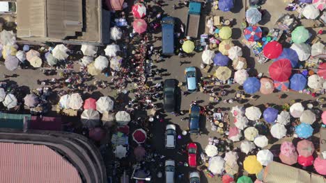 multitud de personas y coches en el mercado central de accra _12