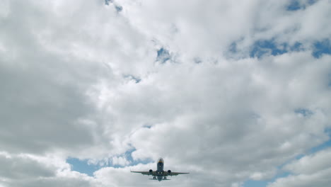 un gran avión volando por encima