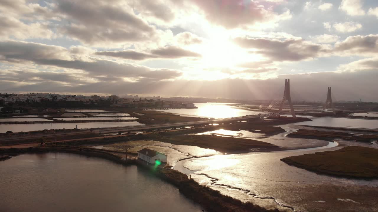 закатный пейзаж над рекой