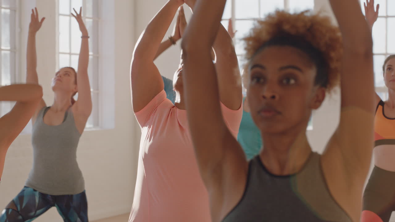 aula de ioga jovem mulher com sobrepeso exercitando estilo de vida saudável praticando pose de guerreiro aproveitando o treino de fitness para perda de peso no estúdio ao nascer do sol
