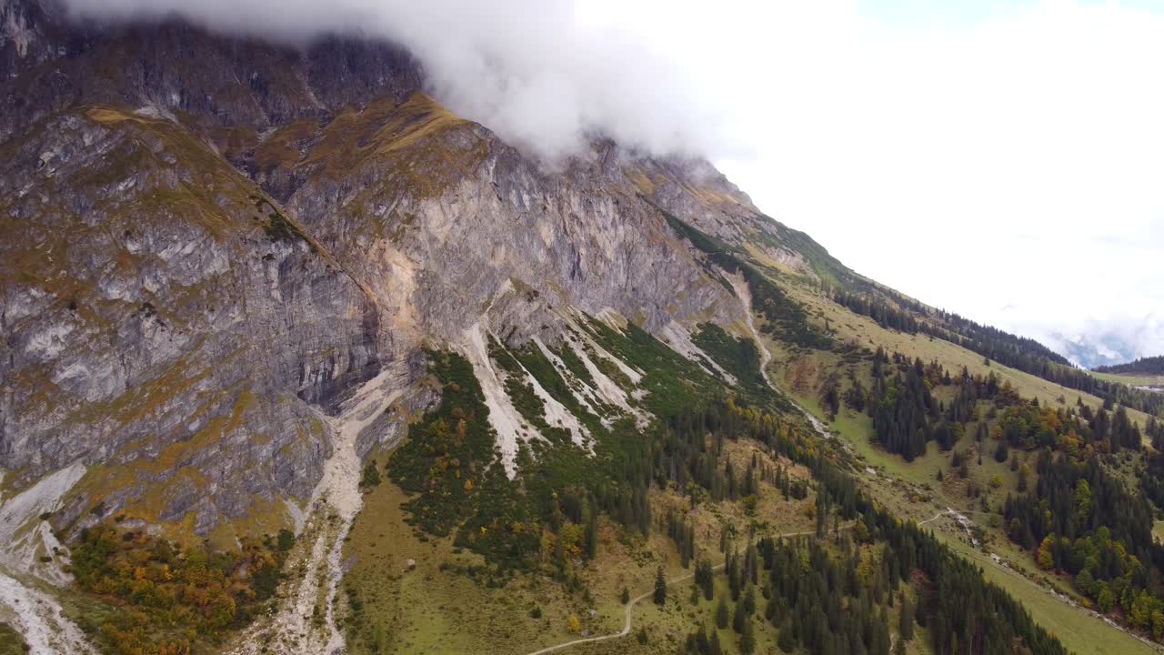 la montaña hochkonig en austria en la temporada de otoño y otoño, alto establecedor aéreo
