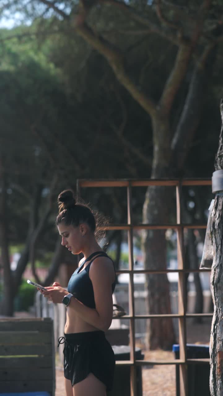 mujer usando el teléfono afuera