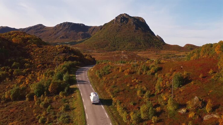 Strada tortuosa attraverso le Vesterålen, Norvegia, con una vista panoramica di montagne e fogliame autunnale